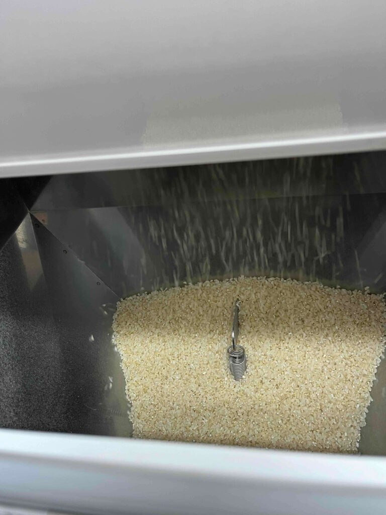 コイン精米機の使い方を徹底解説！実際に玄米を精米してみました | 田中農場日誌｜鳥取県八頭町でおいしいお米と野菜を育てる農場スタッフブログ