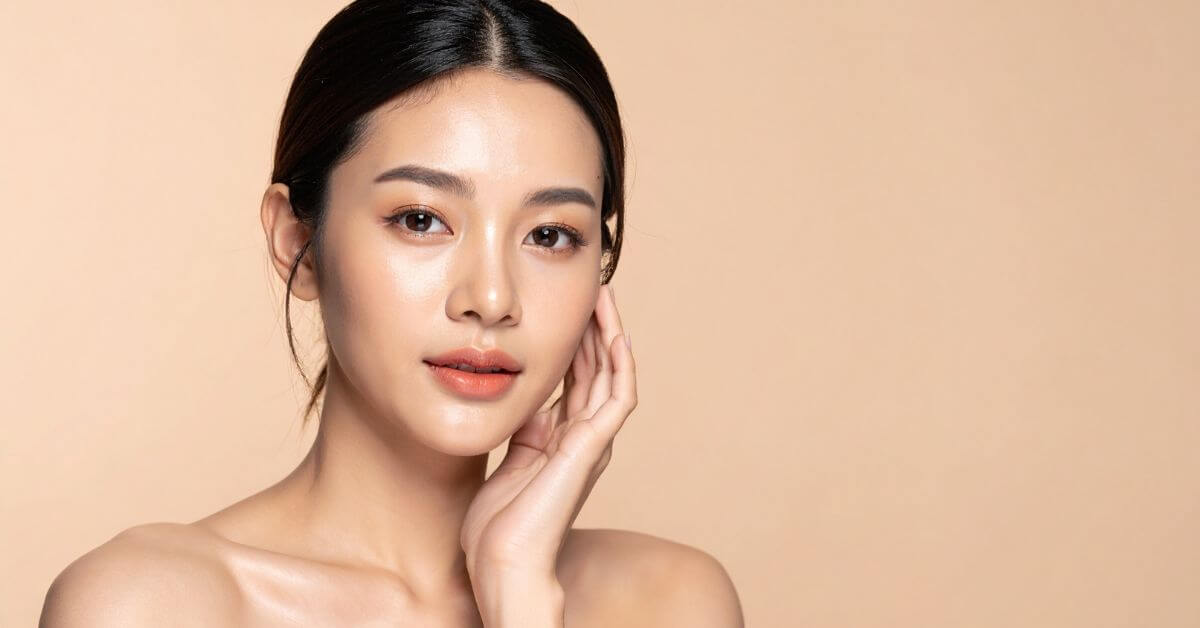 美容を気づかう美しい女性のイメージ画像