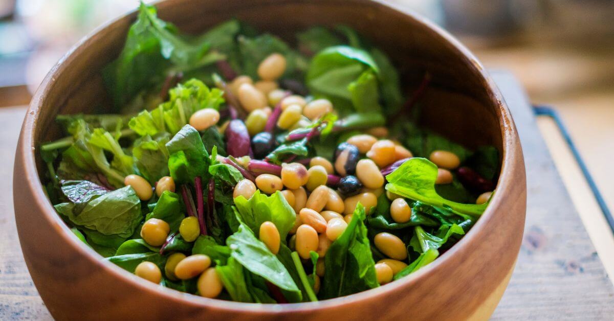 豆をトッピングしたサラダのイメージ画像