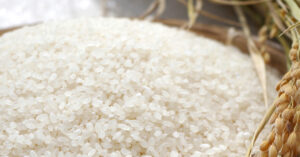お米を干している画像